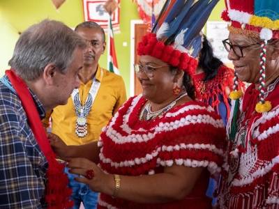 FNs generalsekretær António Guterres (til venstre) møter medlemmer av landbrukskooperativer ledet av urfolk i Surinam